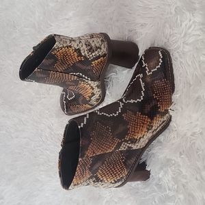 Gibson Latimer | size 6.5 |snake skin style bootie